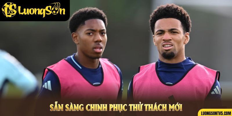 Myles trong trang phục tập luyện, sẵn sàng chinh phục thử thách mới